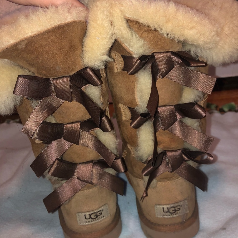 Bow tie ugg boots size 4